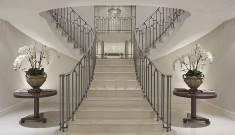 Sophie Paterson Interiors | HumphreyMunson #humphreymunson Sophie Paterson Staircase, Middle Staircase Ideas, Big Entrance Hall Ideas, Grand Staircase Entrance, Sweeping Staircase, Sophie Paterson Interiors, Sophie Paterson, Luxury Staircase, Dramatic Entrance