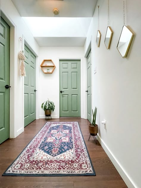 Colored Doors Interior, Paint Doors Interior, Painted Bedroom Doors, Interior Door Color, Interior Door Colors, Vstupná Hala, White Hallway, Hallway Door, Painted Interior Doors