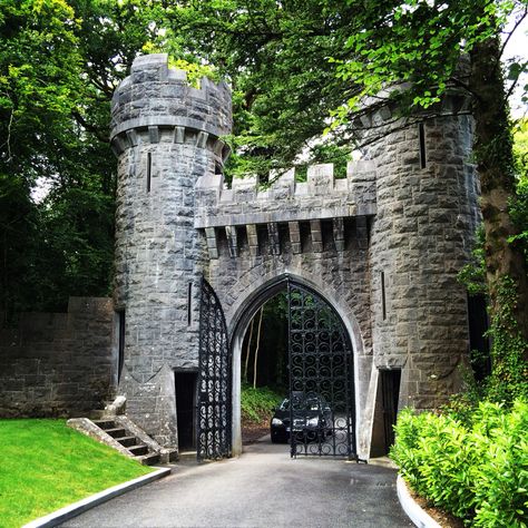 Ashford Castle gates Castle Gates Entrance, Medieval Gate, Castle Gatehouse, Castle Floor Plan, Castle House Design, Ashford Castle, Small Castles, Castle Gate, Front Gates