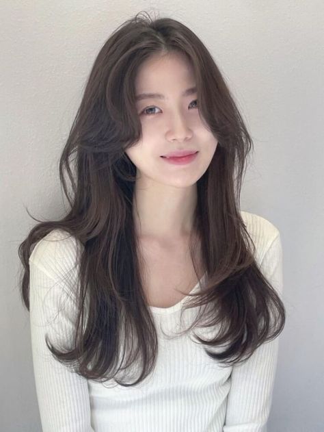 Korean curtain bangs for long waves Sleek Short Hair, Hair Inspiration Long, Summer Haircuts, Light Blonde Hair, Bangs With Medium Hair, Wavy Haircuts, Hairstyles For Layered Hair, Haircuts For Medium Hair, Long Wavy Hair