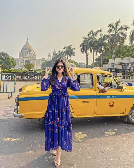 The opulence and grandeur of Victoria memorial will surely leave you mesmerised. The best time to visit is at sunset when the golden light turns it absolutely magical. #kolkata #kolkataphotography #yellow #westbengal #travelblogger #incredibleindia Kolkata Trip Outfit, Kolkata Outfits, Kolkata Photoshoot, Kolkata Aesthetic, Kolkata Photography, India Girl, Victoria Memorial, Yellow Taxi, Poses Women