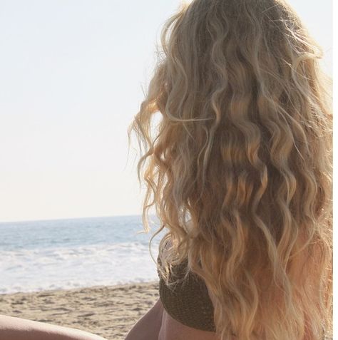 Perfect beach waves Beach Waves Hair Natural, Beach Curls Aesthetic, Beach Waves Perm, Beach Hair Aesthetic, Beach Waved Hair, Beach Wave Haircut, Beach Perm, Curly Beach Blonde Hair, Beach Blonde Curly Hair