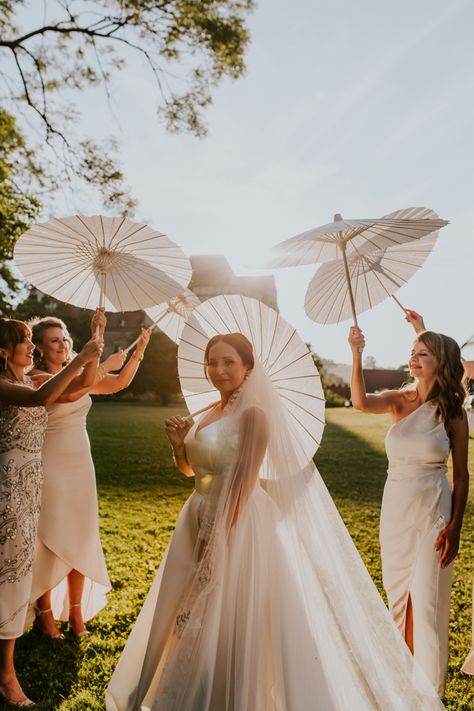 White & Gold Wedding #wedding #weddingideas #weddingdress #veil #millanova #bridesmaid #bride #weddinginspiration #elegant #luxuryweddings #justmarried #classylook #umbrella #janeausten Milla Nova, Classy Wedding, White Gold Wedding, Just Married, How To Look Classy, Jane Austen, Gold Wedding, Luxury Wedding, Veil