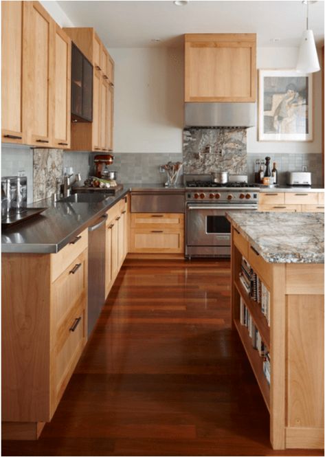 image Light Wood Kitchens, Maple Kitchen Cabinets, Light Wood Cabinets, Maple Kitchen, Kabinet Dapur, Maple Cabinets, Eclectic Kitchen, Wood Kitchen Cabinets, Kitchen Trends