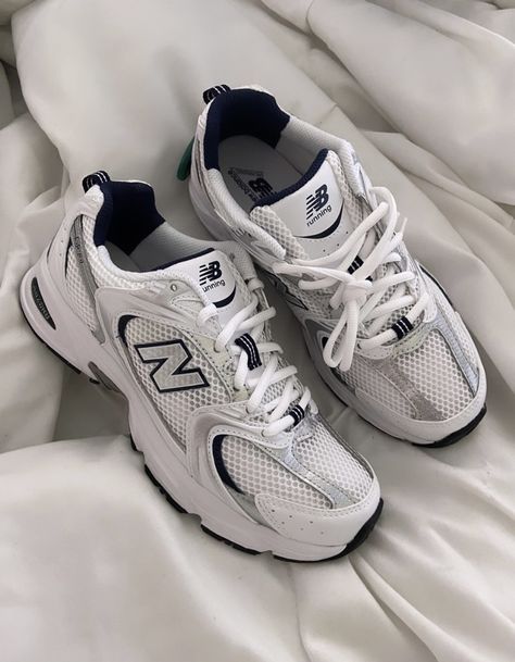 Cute Sneakers For Women, Sneaker New Balance, Pretty Sneakers, Back To School Shoes, Trendy Shoes Sneakers, Colorful Sneakers, Dr Shoes, Pretty Shoes Sneakers, Trening Fitness