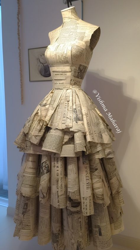 Newspaper Dress, Recycled Outfits, Fashion Design Classes, Recycled Dress, Mode Chanel, Gaun Fashion, Paper Dress, Recycled Fashion, Fabric Christmas Ornaments