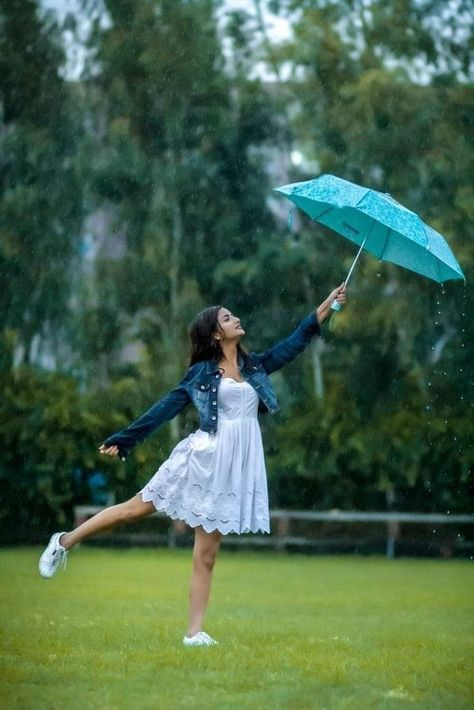 Photography In Rain Photo Ideas, Pose With Umbrella Photo Shoot, Pics With Umbrella, Umbrella Pics Photography, Girly Photography Rain, Pic With Umbrella, Photos With Umbrellas Ideas, Photo With Umbrella Ideas, Umbrella Poses Photo Shoots