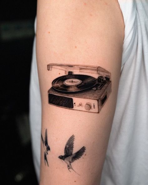 Record Player Tattoo, Vinyl Tattoo, Tv Tattoo, Cowgirl Tattoos, Coffee Tattoos, Detailed Tattoo, Music Tattoos, Baby Tattoos, Aesthetic Tattoo