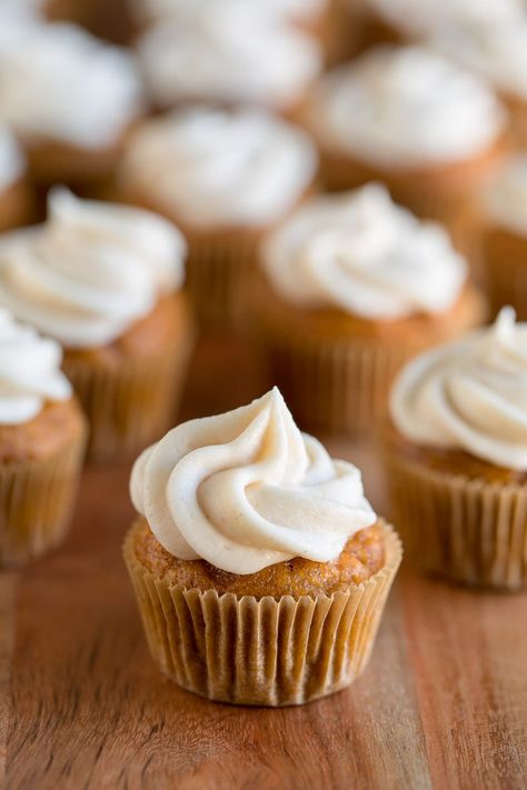 Mini Pumpkin Cupcakes With Cream Cheese Icing, Mini Pumpkin Muffins With Cream Cheese, Pumpkin Mini Cupcakes, Halloween Mini Cupcakes Ideas, Mini Fall Cupcakes, Fall Mini Cupcakes, Mini Cupcakes Decorating, Mini Pumpkin Desserts, Halloween Mini Cupcakes