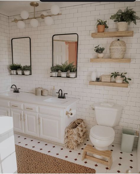 Cottagecore House Bathroom, Cottagecore Restroom, Bathroom Ideas Cottagecore, Bathroom Ideas Aesthetic Vintage, Vintage Cottage Core Home Decor, Bathroom Inspo Aesthetic Bohemian, Cottage Core House Bathroom, Cottagecore House Interior Bathroom, Cottage Aesthetic Bathroom