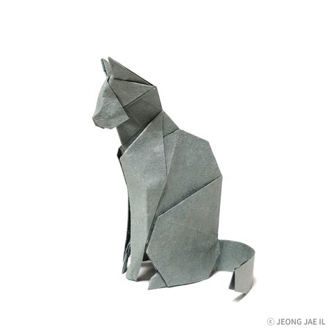 This is an absolutely beautiful origami cat. It's designed and folded by Jaeil Jeong  #origami #cat Origami Cat Instructions, Dragon Origami, Origami Tattoo, Origami Ball, Cute Origami, Origami Dragon, Origami Fish, Origami Love, Origami Patterns