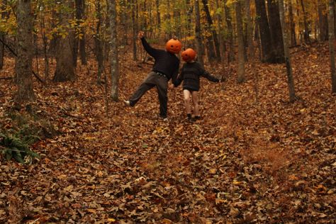 Aesthetic Halloween Photoshoot, Fall Couple Crafts, Halloween Photoshoot Aesthetic, Nature Couple Photos, Couple Pumpkin Head Photoshoot, Halloween Couple Pics, Couple Fall Aesthetic, Halloween Couple Aesthetic, Pumpkin Head Couple