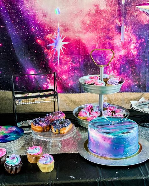 Galaxy Food Ideas Birthday Parties, Birthday Cake Galaxy Theme, Galaxy Unicorn Birthday Party, Pink Galaxy Cake, Girly Galaxy Cake, Birthday Party Desserts, Galaxy Theme, Girl Cake, Unicorn Cake