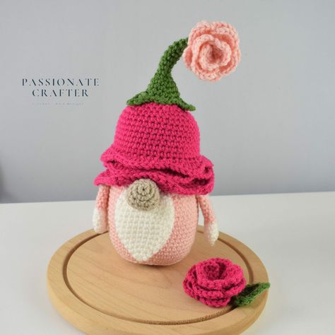 Crochet Rose flower gnome- spring gnome pattern free https://www.passionatecrafter.com/crochet-rose-flower-gnome-spring-gnome-pattern-free/ Crochet Gnomes Pattern Free, Flower Gnome, Crochet Garden, Crochet Spring, Gnome Pattern, Yarn Bee, Crocheted Flowers, Crochet Butterfly, Crochet Daisy