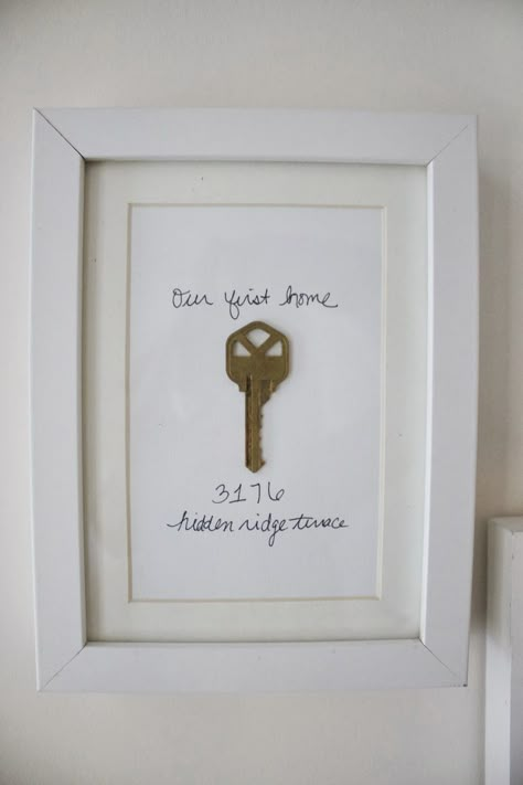 Cute idea: framed key to first officially owned home or condo! It'll be years for that to happen but some day we won't have to move every 4 years Bar In Casa, First Apartment Decorating, Diy Wand, Decor Ikea, First Apartment, Sweet Life, Cheap Home Decor, First Home, 인테리어 디자인