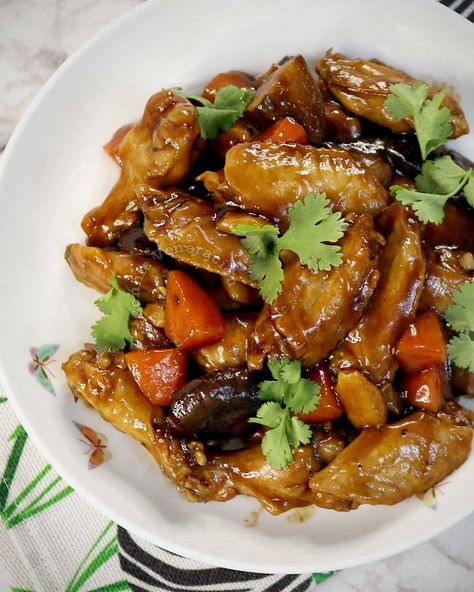 Chinese Braised Chicken, Braised Chicken Wings, Black Mushrooms, Chicken Ring, Homemade Chinese Food, Homemade Chinese, Shitake Mushroom, Chinese Food Recipes, Braised Chicken