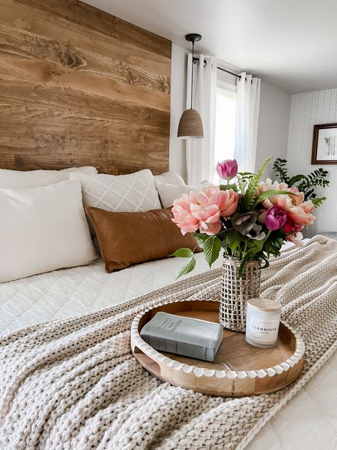 Natural Shiplap Wall Bedroom, Pine Headboard Ideas, Natural Wood Headboard Bedroom, Wood Flooring Headboard, Brown Headboard Bedroom Color Schemes, Wood Headboard Bedroom Ideas, Honeycomb Bedroom, Bed Without Headboard Ideas, King Headboard Ideas Master Bedrooms