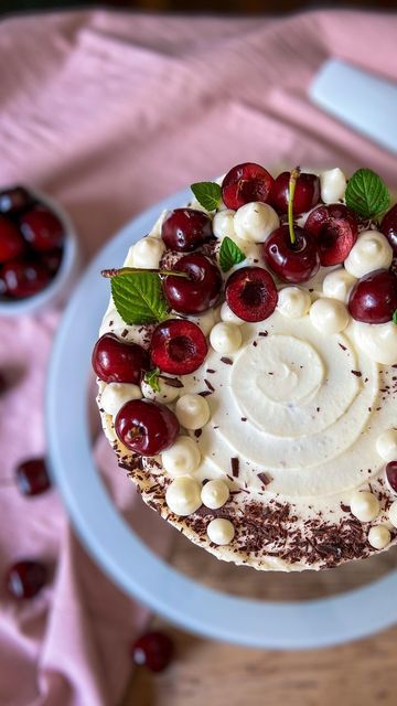 Black Forest Cake Aesthetic, Black Forest Cake Decoration, Chocolate Cherry Cake, Black Forest Cake, Cherry Cake, Easy Cooking Recipes, Chocolate Cherry, Pavlova, Easy Cooking