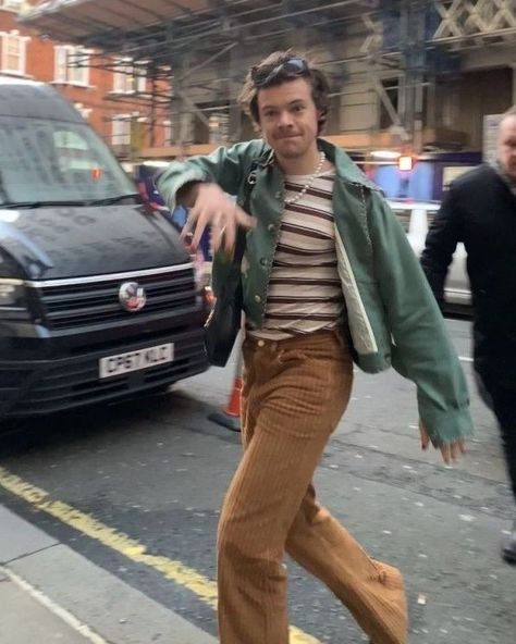 Iconic Harry Styles Outfits, Harry Styles Outfits Inspiration, Harry Styles Outfits, Harry Styles Clothes, Corduroy Pants Outfit, Harry Outfits, Green Pants Outfit, Harry Styles Outfit, Corduroy Pants Men