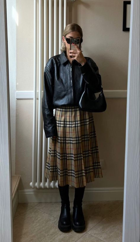 Aw24 Street Style, Checked Skirt Outfit, Tartan Skirt Outfit, Modest Streetwear, Fashion 2025, Plaid Skirt Outfit, Uk Trip, Winter Skirt Outfit, Tartan Skirt