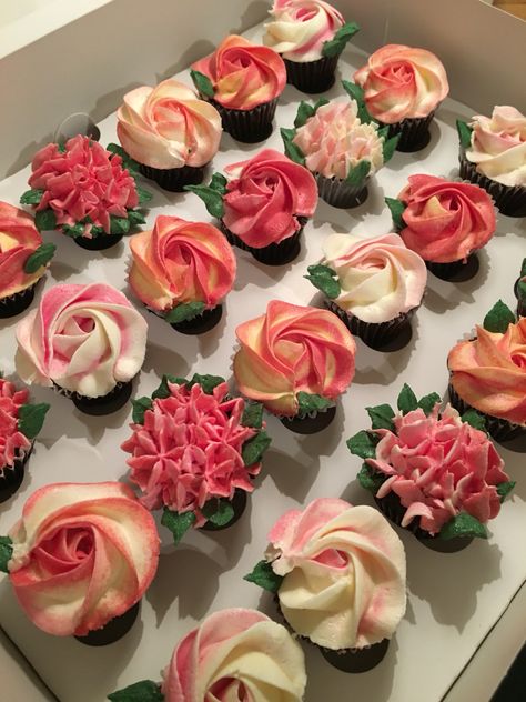 Mini flower garden cupcakes Pretty Cupcakes Ideas Beautiful, Mini Cupcakes With Flowers, Mini Rose Cupcakes, Decorating Mini Cupcakes, Mini Cupcake Decorating Ideas, Pretty Cupcakes Ideas Birthday, Garden Party Cupcakes, Mini Flower Garden, Cupcake Creme