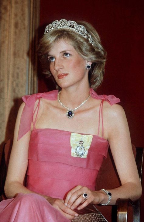 Princess Diana Facts, Princess Diana Dresses, Prins William, Blue Chiffon Dresses, Princess Diana Fashion, Prins Harry, Princess Diana Pictures, Princes Diana, Diana Fashion