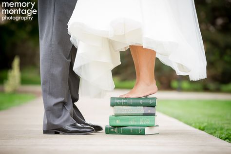 Wedding With Books, Book Themed Wedding Centerpieces, Wedding Ideas For Book Lovers, Bookish Themed Wedding, Wedding Decor Books, Wedding Book Theme, Book Wedding Favors, Wedding Book Decor, Bookish Wedding Decor