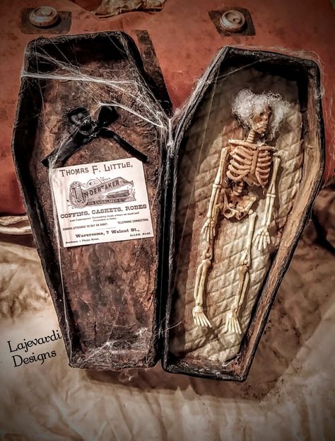 Dollar tree coffins for halloween Diy Mini Skeleton Decor, Miniature Horror, Scary Fairies, Miniature Coffin, Skeleton Ideas, Scary Halloween Decorations Diy, Halloween Shadow Box, Haunted Dollhouse, Halloween Coffin