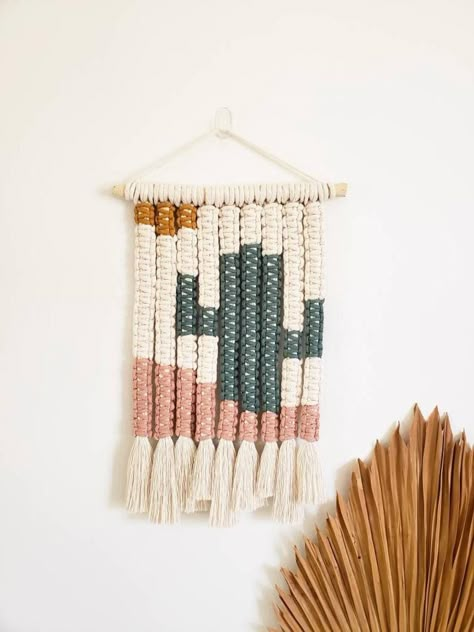 Diy Wall Hanging Yarn, Cactus Landscape, Pola Macrame, Macrame Wall Hanger, Macrame Knots Tutorial, Makramee Diy, Cactus Wall, Macrame Knots Pattern, Macrame Tapestry