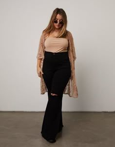 Long Sleeve Summer Outfits Plus Size, Plus Size Salon Outfit, Long Sheer Cardigan Outfits, Plus Size Sheer Dress Outfit, Boho Hippy Outfits Plus Size, Plus Rodeo Outfit, Plus Size Rome Outfits, Short Plus Size Fashion Work Outfits, Winery Outfit Spring Plus Size