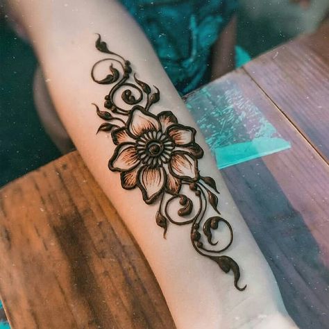 Henna Flower Designs Hand, Henna Designs For Small Hands, Fun Henna Designs, Mehendi Designs For Bridesmaid, Henna Hand Tattoo Designs, Arm Henna Tattoo, Arm Henna Designs, Minimal Mehendi Designs, Minimal Mehendi