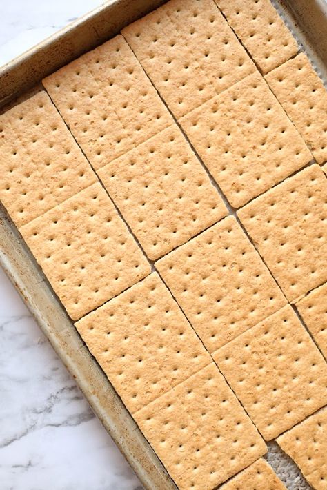 graham crackers lining a baking sheet No Bake Strawberry Icebox Cake, Halloween Bark Recipes, Graham Cracker Toffee, Maple Whipped Cream, Strawberry Icebox Cake, Icebox Cake Recipes, Cracker Toffee, Quick Dessert, Layered Desserts