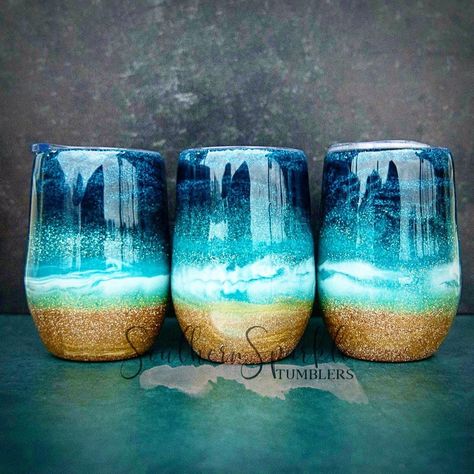 Beach Tumblers, Epoxy Crafts, Painted Coffee Mugs, Alcohol Ink Crafts, Wine Glass Crafts, Glitter Tumbler Cups, Glitter Wine, Hand Painted Wine Glasses, Cup Crafts