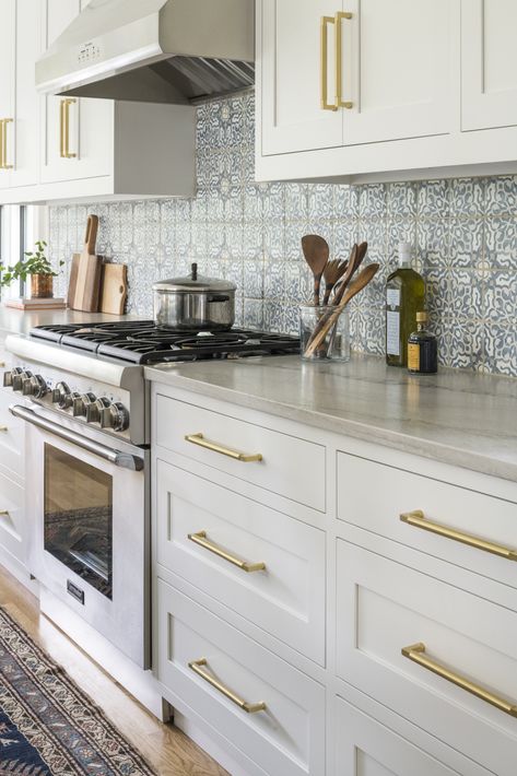 This white kitchen with white custom cabinets features brass handles by Cedar & Moss, as well as a white macauba quartzite countertop. The blue backsplash by Walker-Zanger duquesa. Stainless steel thermador ranges complement the white cabinets and light countertop. #kitchenideas #kitchenconcept #kitchen #studiodearborn #whitekitchen Backsplash Ideas With White Cabinets, Thermador Range, Studio Dearborn, Sarah Robertson, Backsplash Kitchen White Cabinets, Backsplash With White Cabinets, White Shaker Kitchen, Blue Backsplash, Kitchen Backsplash Ideas