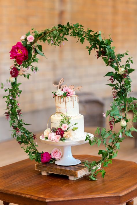 Cake Table Decorations Wedding, Cakes With Roses, Sarah Bernhardt Peony, Cake Hoop, Blossom Photography, Diy Cake Stand, Pink Jasmine, Sarah Bernhardt, Deco Champetre