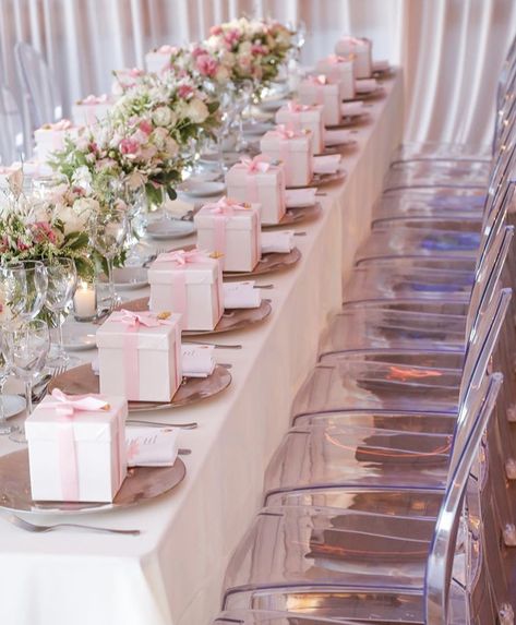 Pink White Gold Table Setting, Table Decorations For Home Party, Pink Table Setting Ideas, Rose Theme Party, Elegant Pink Party, White Table Decor, Pink Table Decorations, Rose Decorations, Pink Table Settings