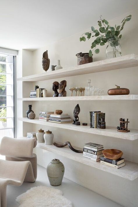 Saudi House, Bookshelves Living Room, Floating Shelves Living Room, Shelf Decor Living Room, Interior Design Per La Casa, Bookshelves In Living Room, Brown Design, 아파트 인테리어, Kitchen Corner