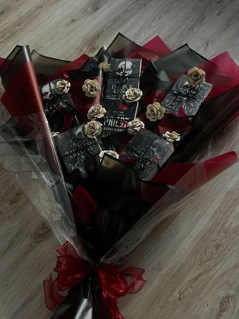 Christmas Gift Bouquet Ideas, Birthday Bouquet With Gifts, Goth Gifts For Her, Gothic Gift Ideas, Book Bouquet Aesthetic, Book Present Gift Ideas, Book Bouquet Diy, Book Gift Ideas Present, Gothic Flower Bouquet