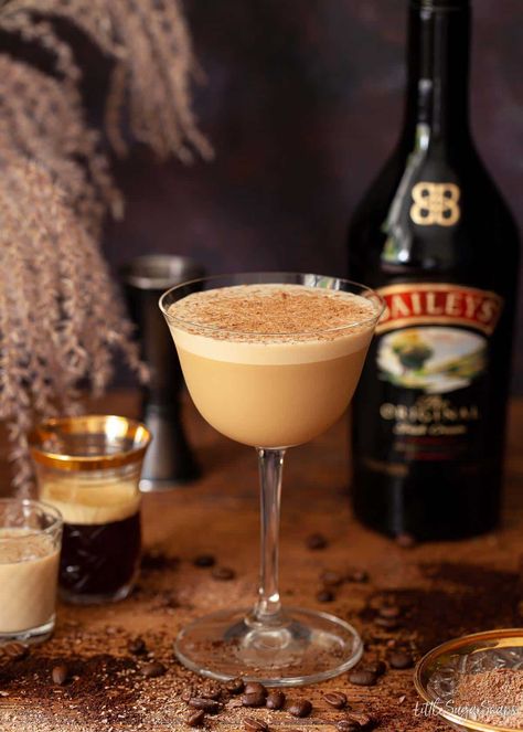 This Baileys espresso martini is the ideal cocktail for coffee lovers. Slightly sweet, slightly creamy but still full of deep coffee flavour this espresso martini with Baileys is quick and easy to make and it's loved by all who try it. Baileys Espresso Martini Recipe, Baileys Espresso, Baileys Cocktails, Baileys Cake, Chocolate Baileys, Espresso Martini Recipe, Baileys Recipes, Martini Recipe, Baileys Irish