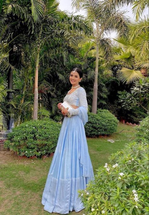 Stylish Photo Pose In Lehenga, Poses With Suit, Indian Outfit Poses, Pose In Lehenga, Shadi Season, Wedding Fits, Simple Lehenga, Wedding Lookbook, Indian Fashion Trends