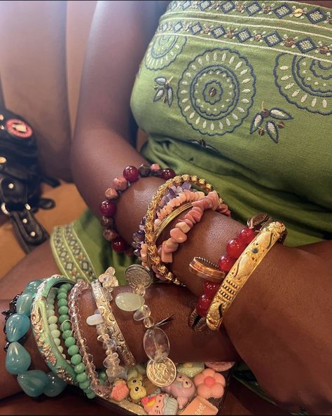 Afro Jewelry, Body Jewelry Diy, Earthy Girl, Xoxo Jewelry, Black Hippy, Dope Jewelry Accessories, African Bracelets, Boho Inspo, Crystal Bead Jewelry