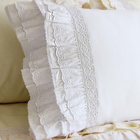 Draps Design, Easy Envelope, Shabby Chic Decorating, Bed Cover Design, Cottage French, Parisian Wedding, Shabby Chic Pillows, Lace Pillow, Ruffle Pillow