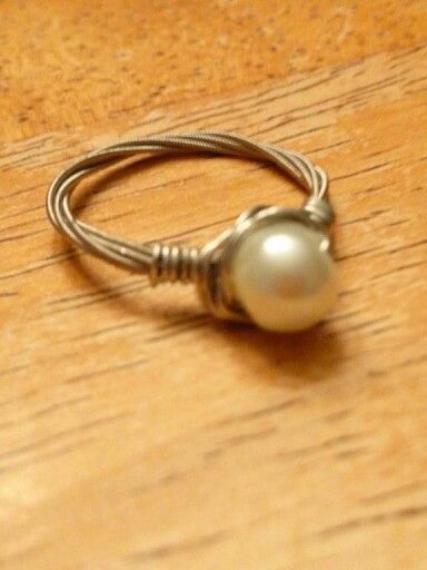 Guitar string ring Guitar String Ring, Guitar String Jewelry, Rock Rings, Woven Ring, Ring Tutorial, Jewelry Inspo, Twine, Guitar, Pearl Earrings