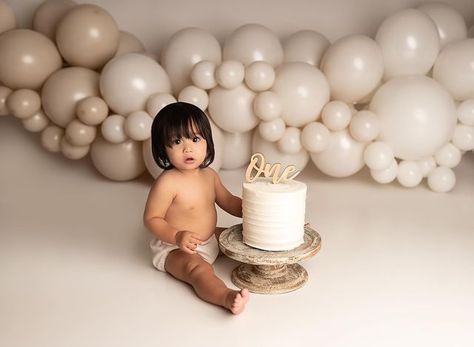 Neutral Cake Smash, Minimalist Photoshoot, Portraits For Kids, Baby Cake Smash, Smash Cake Photoshoot, Birthday Photography, Newborn Photoshoot, Birthday Photoshoot, Baby Photoshoot