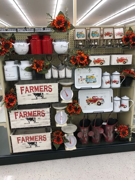 Some ideas: 💡 splashes of red in a farmhouse kitchen Rustic Kitchen Theme, Red And White Kitchen Decor, Red And Gray Kitchen Decor Ideas, Red Farmhouse Living Room, Red Farmhouse Decor, Red Farmhouse Kitchen, Red And White Farmhouse Kitchen, Kitchen Decorating Ideas Themes, Rustic Kitchen With Red Accents