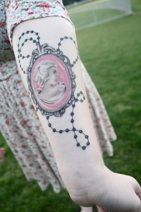 Love the look of this...maybe with an A? Cameo Tattoo, 777 Tattoo, Grandma Tattoos, Framed Tattoo, Pattern Tattoo, Skin Art, Love Tattoos, Tattoo You, Up Girl