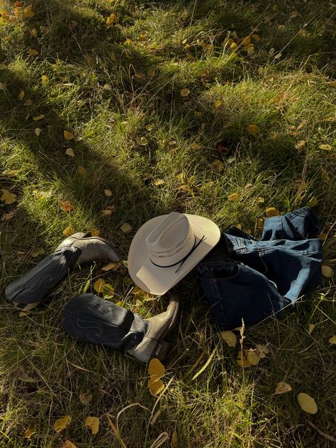 Cowgirl fall Cowboy Fall Aesthetic, Cozy Cowgirl Aesthetic, Countrycore Aesthetic, Aesthetic Cowgirl Pictures, Autumn Cowgirl Aesthetic, Western Fall Aesthetic, Autumn Cowgirl, Country Fall Aesthetic, Old Cowgirl Aesthetic