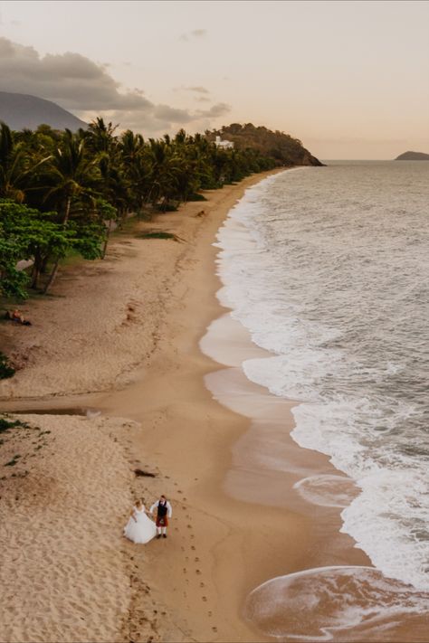 Drone Wedding Photography of the Bride & Groom Walking on the beach after their Beach Ceremony during Sunset. Drone Photography Ideas Wedding Photos, Drone Photography Ideas Couple, Pre Wedding Drone Shots, Drone Couple Photos, Beach Drone Photography, Drone Beach Photography, Couple Drone Photography, Drone Photography People, Drone Portraits