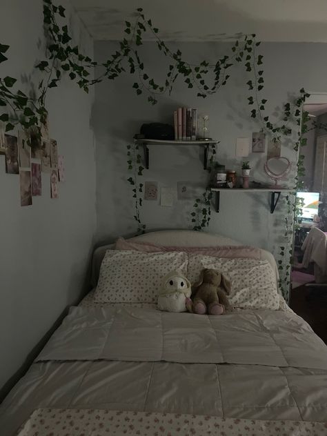 Ivy Vines Aesthetic, Room Ideas Basic, Gray Room Aesthetic, Gray Room Ideas Bedroom, Small Room Makeover, Dream Bedroom Inspiration, Comfy Bedroom, Cosy Room, Dreamy Room