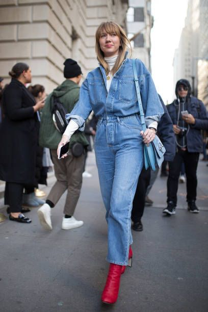 A guest is seen on the street attending OSCAR DE LA RENTA during New York Fashion Week wearing a blue denim jumpsuit with red shoes and blue bag on... Utility Jumpsuit Outfit, Winter Jumpsuit Outfit, Jean Jumpsuit Outfit, Jumpsuit Outfit Winter, Women Jumpsuit Outfits, Denim Jumpsuit Outfit, Jumpsuit Outfit Casual, Spring Jumpsuits, Jumpsuit Outfits